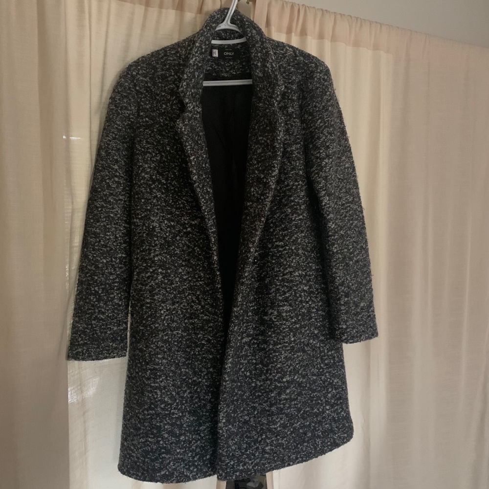 Black and White Coat - Picture 3 of 4
